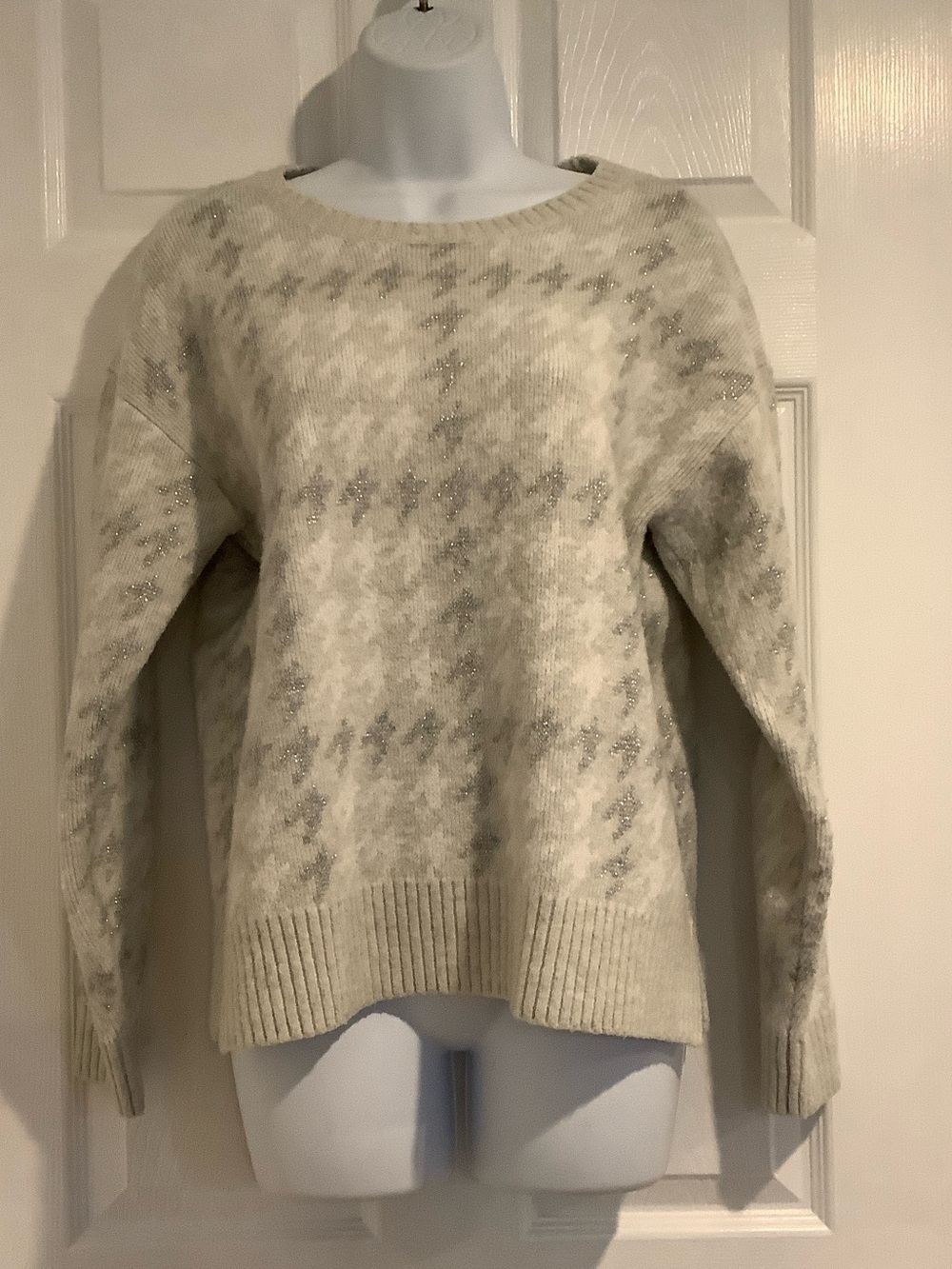 525 Gray/Cream/Silver Geometric Pullover Crew Neck Holidays Fuzzy Sweater S